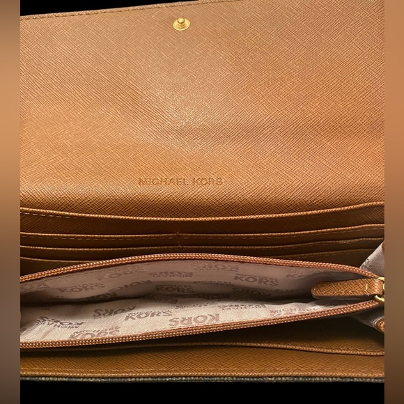 ⭐️ Authentic MICHAEL Micheal Kors Monogram Leather Wallet. - Picture 4 of 7